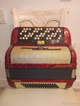 Opravář prodává knoflíkový akordeon 80 basů - 2