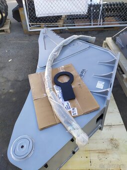 PAŘEZOVÉ NŮŽKY NA BAGR 13-20T - 2