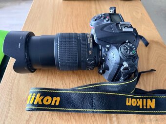 Prodám Nikon D7100 s objektivem 18–105 mm a bleskem Di600 - 2
