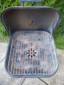 Nerezový zahradní sloupový gril na dřevěné uhlí s poklopem - 2