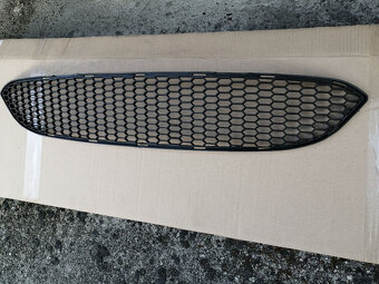 BMW E60 - středová mřížka pro nárazník M5. - 2