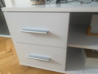 Skříň pod TV - 2