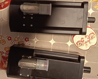 Prodám dva servomotory 8LSA35.DB030S300-3 a 8LSA35.DB060S300 - 2