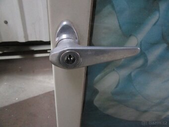 Nabízím starožitnou závěsnou skřínku Kovona. KLíček chybí. Z - 2