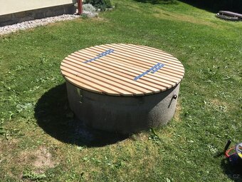 Designový poklop na studnu z modřínu - 2
