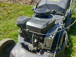 Prodám starou sekačku na trávu s motorem Briggs Stratton Cla - 2