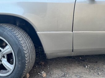 Boční plasty Mercedes w124 - 2