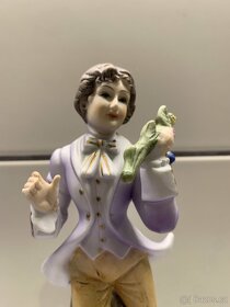 Biskvit ( porcelán ), malovaný. Soška žena s kyticí - 2