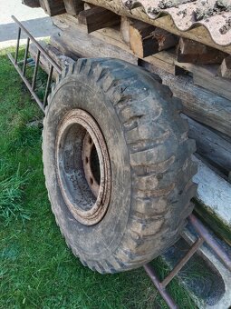 Pneu s diskem na vlek 7 t. - 2
