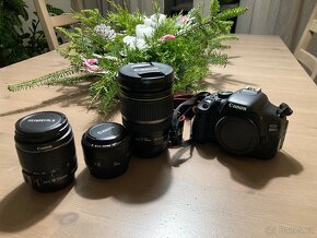 Zrcadlovka Canon + sada objektivů - 2