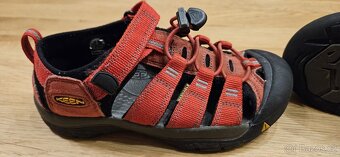 Dětské červené sandály KEEN velikost 34 - 2