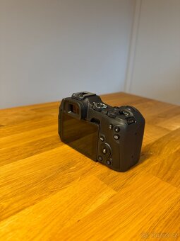 Canon EOS R8 tělo + 3x LP-E17 (Datart 23.8.2025) - 2