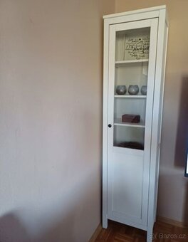 HEMNES VITRÍNA A KNIHOVNA - 2