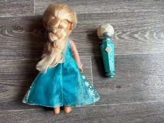 Zpívající panenka Elsa s mikrofonem - 2