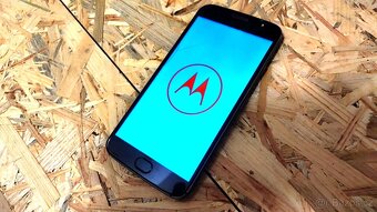 Motorola Moto G5 - prasklé LCD - 2