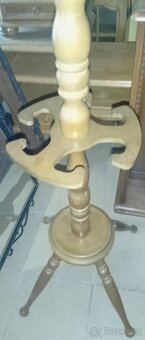 Celo dubový stojanový věšák. - 2