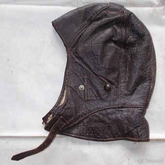 Stará, kožená motokukla. - 2