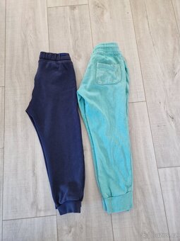 Dvoje tepláky, vel.116 - modré a zelené - 2