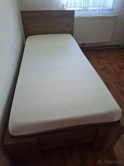 Krásná dřevěná postel jednolůžko - 2