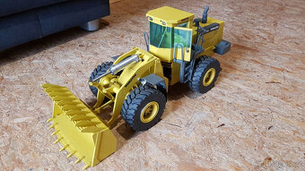 Kolový nakladač Komatsu Wa500-3 od firmy STAHL-Modellbau pas - 2
