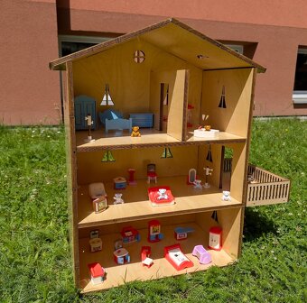 Dřevěny domeček pro panenky s vybavením - 2
