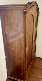 Dřevěná stará skříň - 2