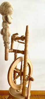 Starý krásný velký dřevěný kolovrat - 2