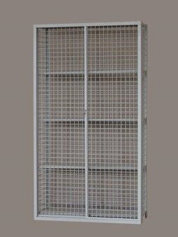 Regál se sítí a dveřmi Y 0601 - 2