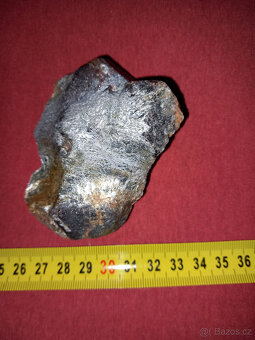 Minerál, nerost - granát almandin - 2