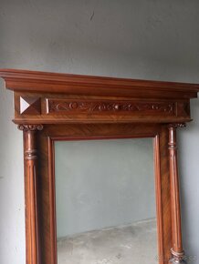 Starožitné zrcadlo v dřevěném ramu - 2