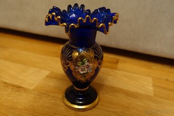 Luxusní kobaltová váza – ručně malovaná zlacená Bohemia Glas - 2