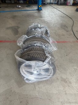 Japan kola 215/35 R18 - 2