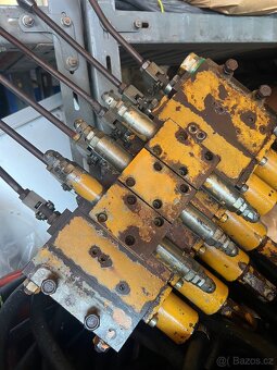 Hydraulický rozvaděč 6 páček velmi masivní - 2