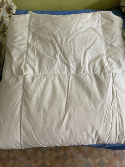 4ks Polštáře plněné pravým peřím. Váha 0,94 kg. Málo používa - 2