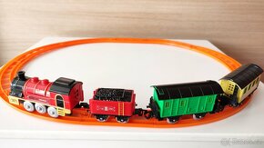 VLÁČEK NA BATERKY S KOLEJEMI – uhlák, vagonky, věk 3+ - 2