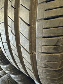 Pneu 285/45 R21 - 2