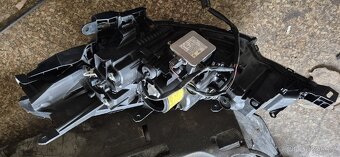 Peugeot 4007,pravé světlo, xenon - 2