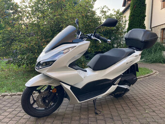 Honda PCX 125, 1.majitel, najeto pouze 2465 km - 2