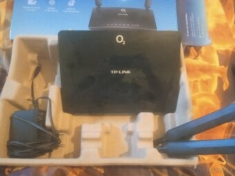 Router Netgear R6100 a Router TP Link Archera MR200 - 2