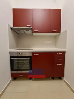 Pronájem bytu 3+1 přímo na náměstí Přemysla Otakara II, v Če - 2