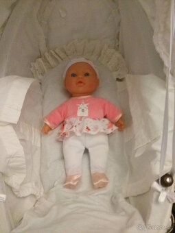 NOVA PANENKA VE SLUŠIVEM OVERALKU S ČEPIČKOU VYDAVAJICI MIMI - 2