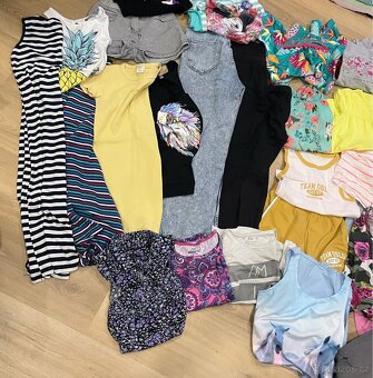 Set 29ks dívčího oblečení na donošení/lítačku vel. 8-10let - 2