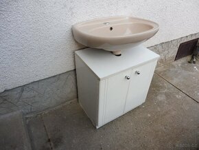 Koupelnová skřinka s umyvadlem - 2