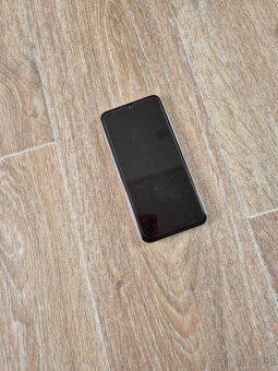 Bílý mobil Samsung Galaxy A20e - 2