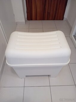 Plastová sedačka s úložným prostorem - 2