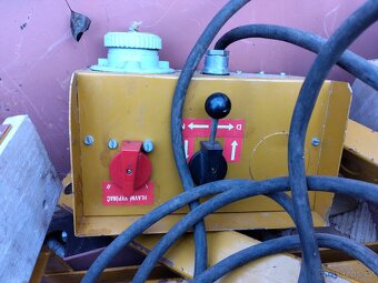 Stavební vrátek, jeřáb. - 2