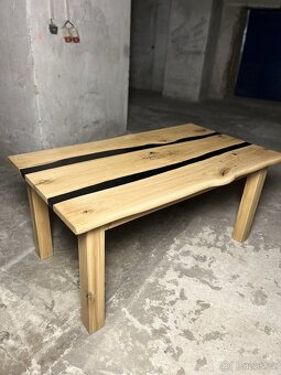 Dubový jídelní stůl s epoxidovou pryskyřicí - 2