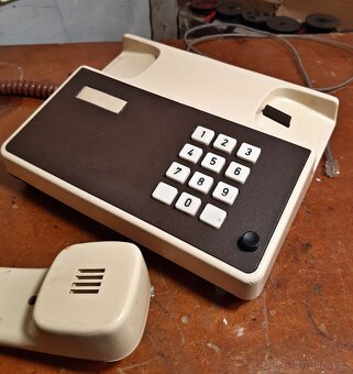 Tlačítkový telefon Tesla z roku 1983 - 2