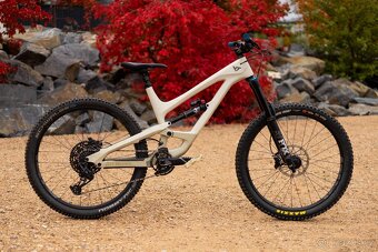 YT Capra CF Comp 2020 - 2