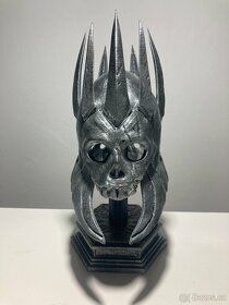 Zaklínač/Witcher - Eredinova helma s podstavcem - 2